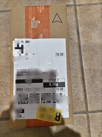 アマゾンから他人宛の荷物が届きました。

 こういう時は、配送会社に連絡するのが正しい対応らしいのですが、連絡先がわかりません。 
この写真から連絡先のわかる方がいたら教えてください。 