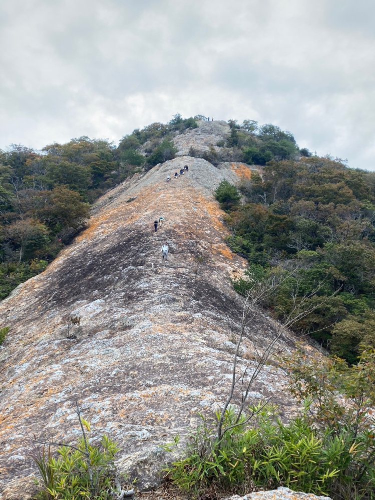 この山の名称がわかる方おられますか？