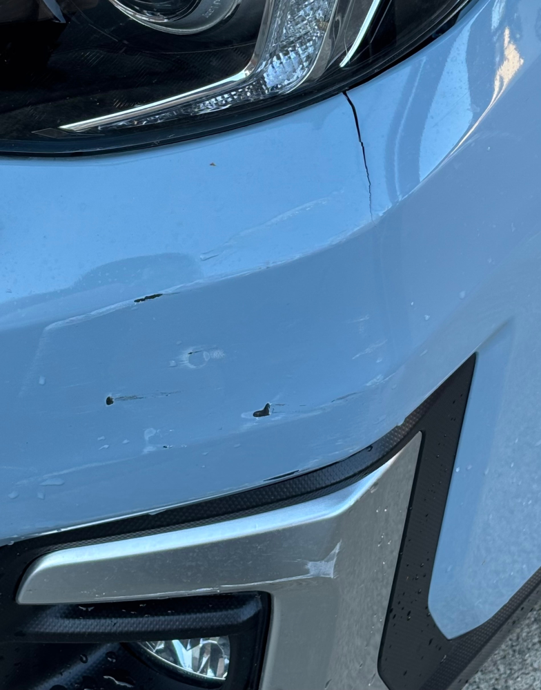 スバルxvです。このような割れと傷がはいってし』 スバル XV の