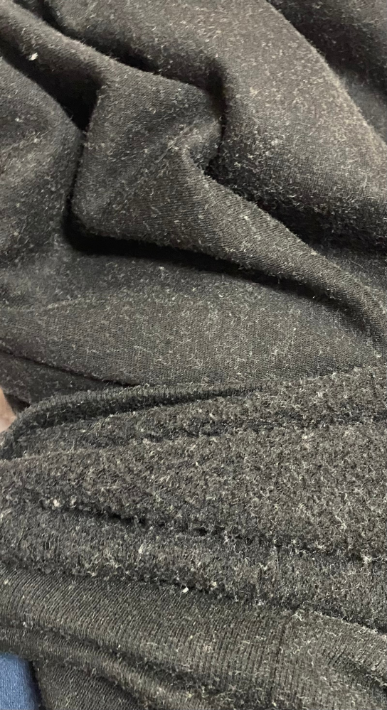 白い裏起毛のスウェットを洗濯したら他の黒い服がこんなになってしまい 