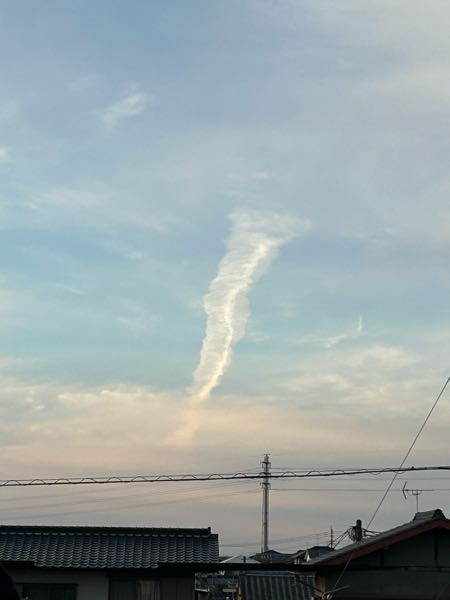 福岡の空でこんな雲が見れました。 竜巻みたいでした。 これは雲ですよね？