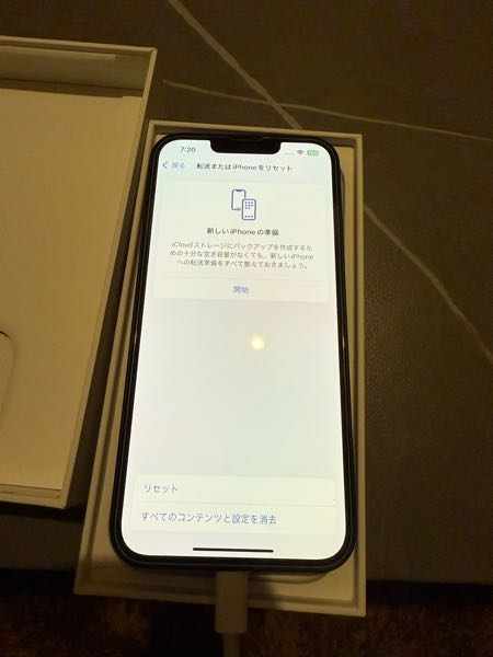 iPhoneクイックスタートについて。無事クイックスタートは完了し、旧iPhoneはこの画面です。 すべてのコンテンツと設定を消去 で初期化されるかと思いますが、この端末(新しいiPhone)までは初期化されないですよね？