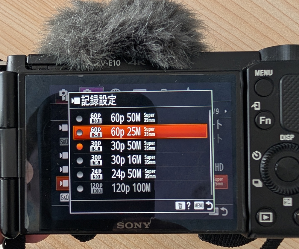 【Sony ZV-E10】フレームレート「60p 25M」の「25M」って何ですか？ 最近youtubeを始めました。 カメラはSony ZV-E10です。 フレームレート？の設定のところで、今まで 「30p 50M」だったのですが、なんとなくカクカクして見えるので 「60p 25M」に上げようと思っています。 ただ、右側の数字が「50⇒25M」に下がるのがやや気になっています。 「50M」とか「25M」について、簡単に説明いただけますでしょうか。 よろしくお願いいたします。