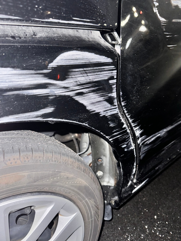 急ぎです車を家の車庫で擦ってしまいましたこの擦り傷は直すとしたらど 