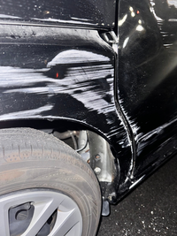 急ぎです車を家の車庫で擦ってしまいましたこの擦り傷は直すとしたらど  