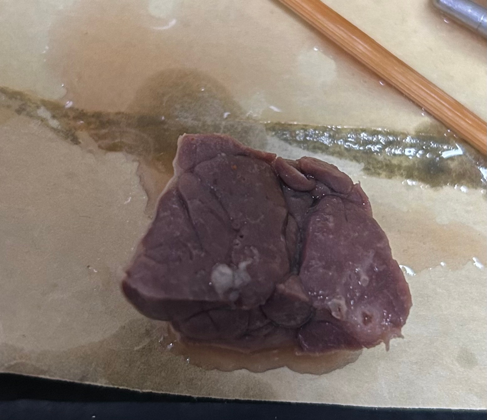 お肉について教えてください！！ 焼き鳥屋さんで、もつ煮込みを買ったのですが、血管の穴？が空いてる茶色い角切りのホルモンはどこの部位なのでしょうか？ まじで美味しいし柔らかくて何か知りたいです