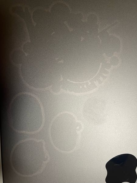 中古Macbookを購入したら、写真のようにシール跡がついていまし