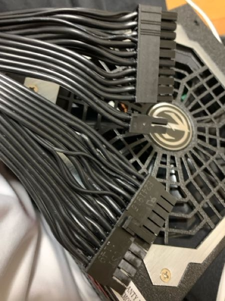 グラフィックボードの補助電源について質問です。 - 使用予定のグラボ