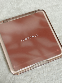 JUDYDOLLのハイライトについて質問です。
Qoo10で2000円ぐらいでハイライトを買いました。(公式ショップは売り切れていたので別ショップで購入しました) パッケージを見たのですがラメがありません。
ドンキなどに売っているハイライトのパッケージにはラメがあるので偽物なのでしょうか。
写真はパッケージと中です。