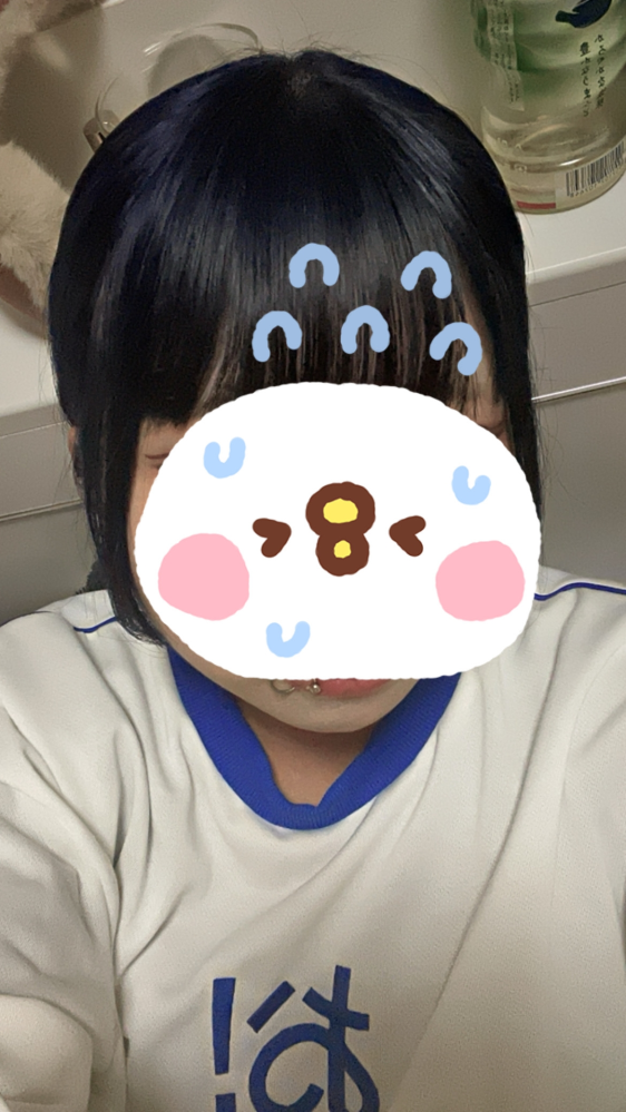 バイト先が華美な髪色NGなのですが写真の髪色アウトですかね？？ 襟足がオレンジの子はいるんですけどどうなんでしょうか泣このあとバイトがあるので今からどうにもならないし今月いっぱいで辞めるんですけど何か言われますかね