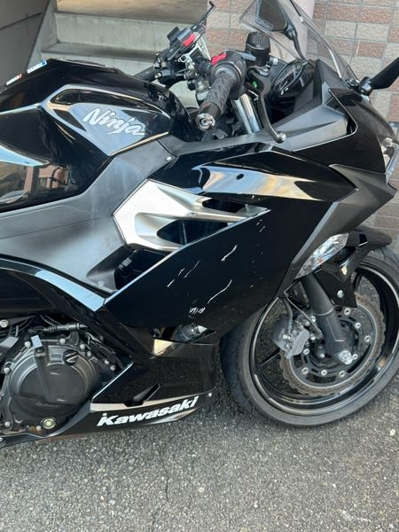 【受け渡し終了】2016年式　ニンジャ250　NINJA250　カウル割れアリ激安だと思いますが、、、何か？ NINJA250立ちゴケしてしまいました。カウルのこの傷はどうすれば直せ