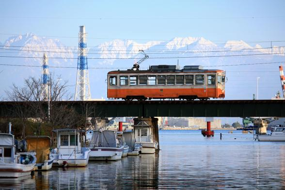 ここはどこですか？ 富山県の高岡市のどこからしいですが このような写真を撮るためにはどこに行けば良いですか？