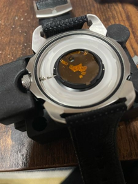 腕時計の裏蓋を開け、電池を取り出すと写真のようなオレンジの 腕時計の裏蓋を開け、電池を取り出すと写真のようなオレンジの
