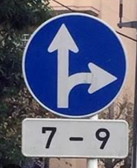 この標識は７～9まで、直進と左折は可という意味ですか？朝、この時間内に直進したら、小学生の誘導をしている老人の方に、ここは直進出来ないと言われたのですが、私の認識が逆ですか？ ググりましたが訳がわからなくなりました…