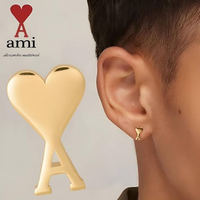 こちらのアミパリスのピアスは片耳ずつ販売されていますが、両耳 こちらのアミパリスのピアスは片耳ずつ販売されていますが、両耳