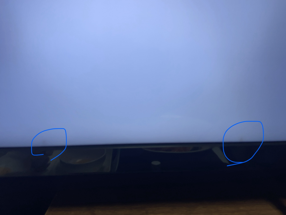 液晶テレビ下部の黒い滲み？について。さっき気づいたのですが画面右の