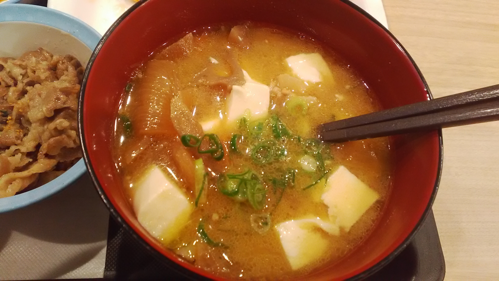 【牛丼屋さんの豚汁】 僕は牛丼屋さんの豚汁が大好きで寒い冬は必ず牛丼と一緒に注文します。 どこの牛丼屋さんの豚汁も美味しいですが、皆様はどの牛丼屋さんのが好きですか？ ちなみに僕は松屋の豚汁ですね。理由は田舎のお婆ちゃん風のかたが従業員なんですが、その人のキャラと重なってとても美味しく感じるんですね～！o(^o^)o