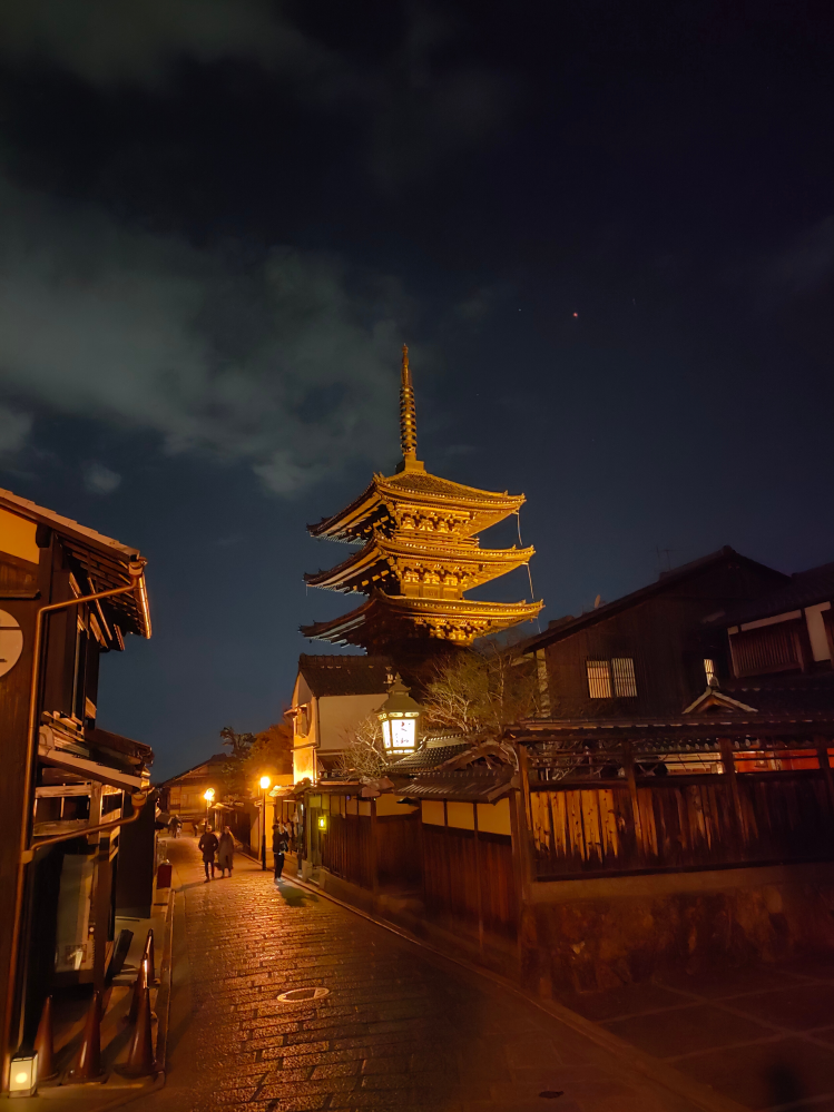 京都マスターです この写真は本日の19時30位に撮った写真です 正直、産寧坂は何百回と来てるので行かなくても良いのですが やっぱり好きなのとインバウンド客と 京都ビギナーの為に わかりやすく撮影のベストスポットに立って ここだよ〜と教えています これも、京都マスターの勤めだからこその行いです いつか、京都府から表彰されてますかね？