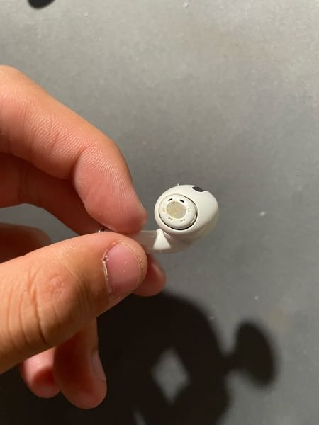 至急お願いします。 自分が使ってたAirPods Proの第一世代なんですけど、寝落ちしてしまってイヤピースが取れてしまいました。 そこで調べてみたんですが、音を出す部分が本物の動画と違うように感じます。 実際このAirPodsは偽物なのでしょうか？