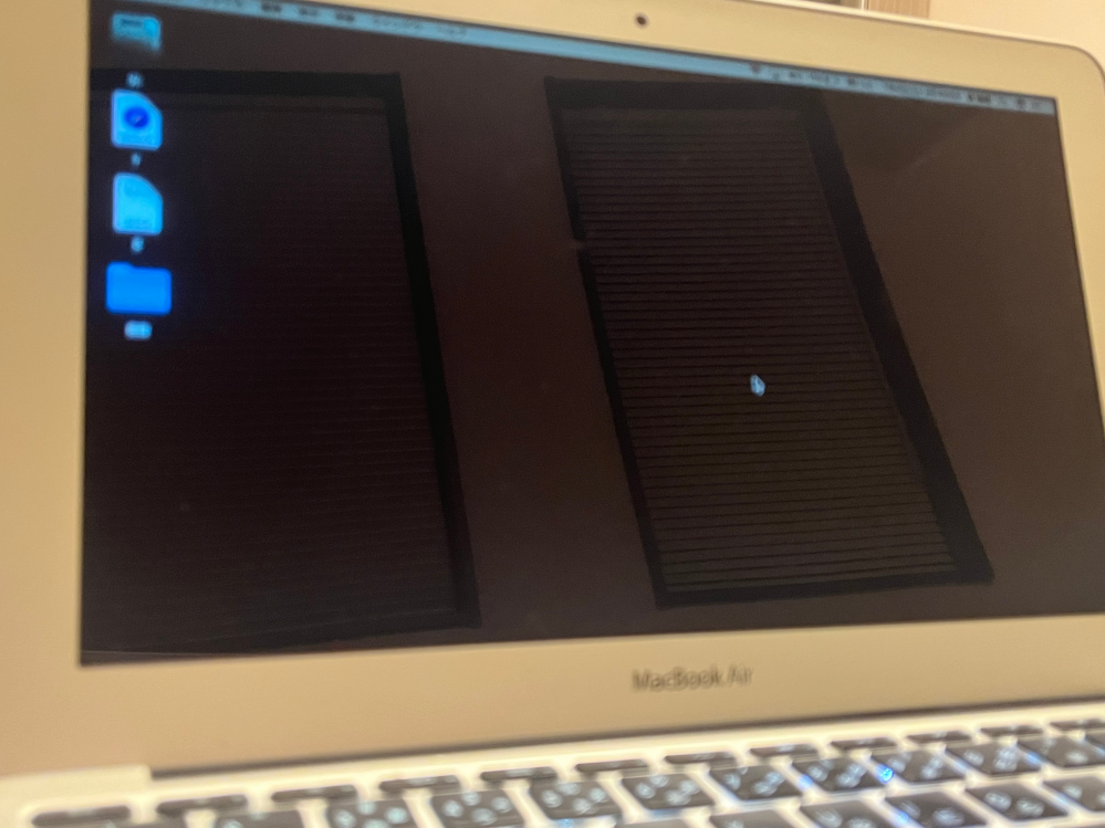 MacBookAirで背景を変更してたら、突然背景が黒1色になってメニューバーも消えてしまいました。動く事は出来たので再起動してみるも変わらず...どうしたら直せますか？ 古いOSなので処理に時間がかかっているのでしょうか？少し時間を置いてみてもダメでした。