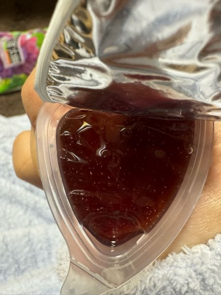 至急！こんにゃくゼリーを冷凍してて、解凍したので食べようと思ったら白い斑点ができていました。 これはなんでしょうか？ また、食べても問題ないですか？？？