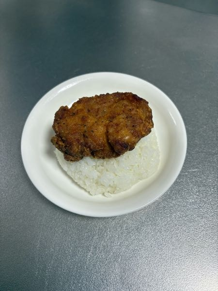 土日の子供のご飯に、コンビニチキンを乗せた写真のような食事をいつも出しているのですが、やっぱり野菜もつけた方が良いのでしょうか？