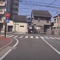 止まれの標識に従い停止する位置はどこですか

法律
道路交通法 