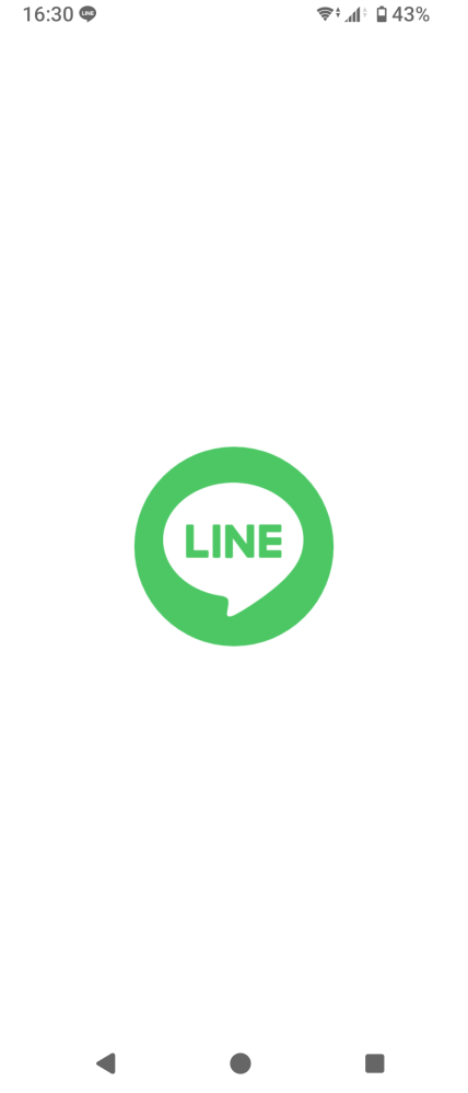 これって不具合ですか？ Android使用で、LINEのアプリを立ち上げた瞬間の画面が通常はバックが緑色だと思いますが結構前からアプリ立ち上げの10回に1回ぐらいのペースで画像のような白い画面から立ち上がります。めちゃくちゃ気になります！なんで緑だったり‎白に変わるのでしょうか？教えてください。