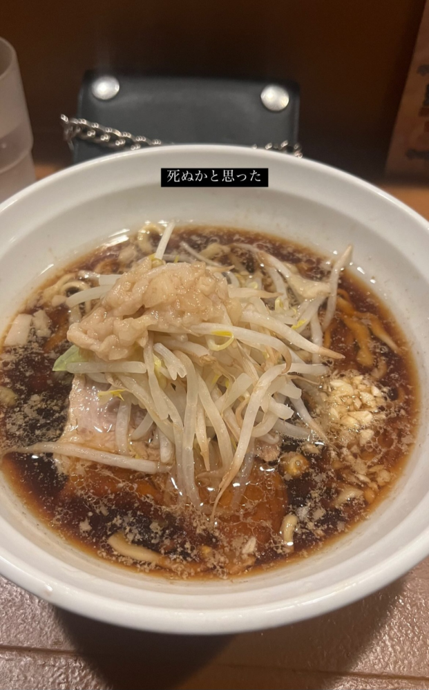 このラーメンの奥にある財布わかる人いますか？