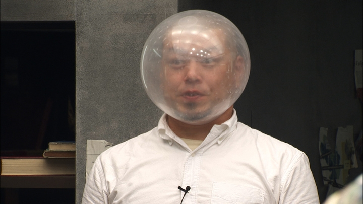 これはどういう事なんですか？？ 意味が分からなくて... 面白いとも思いませんし！ やっぱり合成ですか？