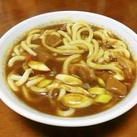 安物のレトルトカレーを買いました。 業務スーパーに売っている5食入り 1食いただいたのですが正直言ってかなり 甘すぎて大人が食べるにはちょっときつ かったので近所のこども食堂に残りを 無償で渡しました。子供は喜んで食べて くれたみたいでそれはそれで良かったの ですがそこで思ったことがあります。 安物のレトルトカレーで写真のような カレーうどん作ることは可能でしょう か？またできたらアドバイスも下さい