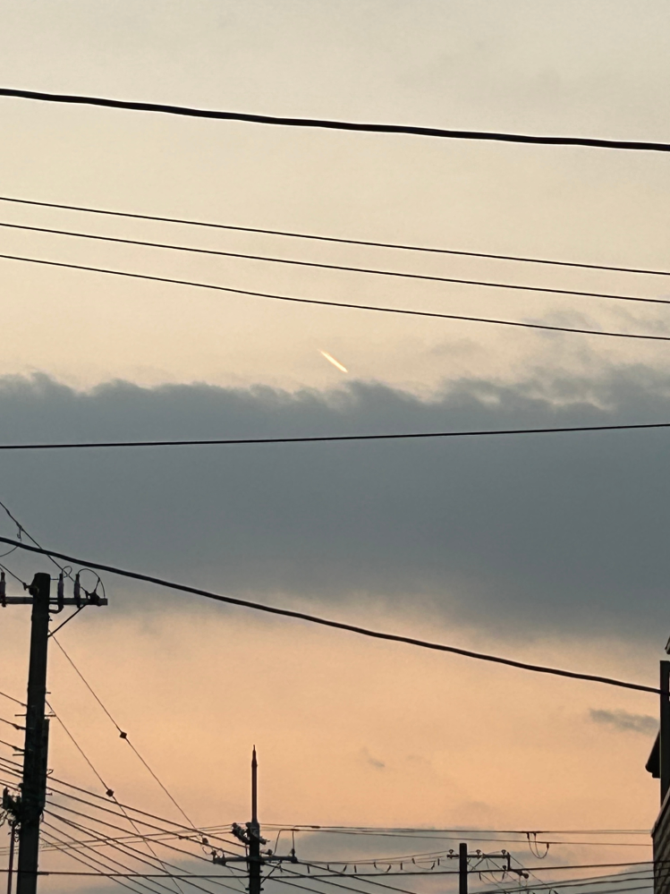 昨日1月14日17:15の西の空の写真です。 夕陽が綺麗だったので、まだ見られるかなと思ってベランダに出たら日没してしまっていて、その代わりこれが見えました。 神戸大学のあたりから、西の空にこれを見ました。雲が遮って見えなくなりましたが、ゆっくりゆっくり進む光の塊は飛行機とは全く異なり、目に見える印象は北西に落ちていく感じでした。 アトラス彗星でしょうか？