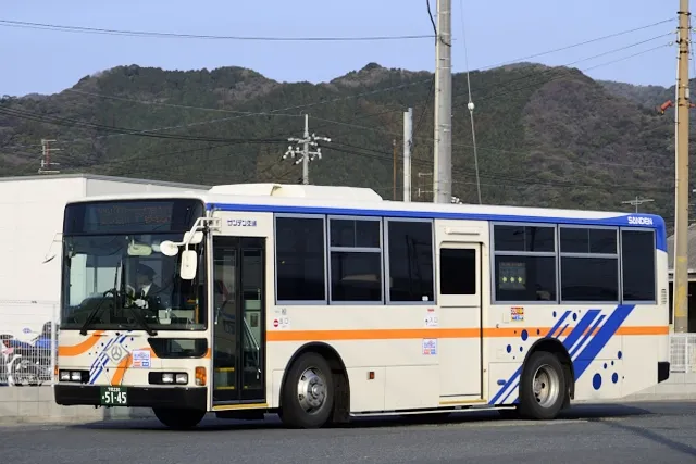 下関市の王司-小月のバスのダイヤについて質問です。 （山口県下関市） 月曜日 高磯-小月駅 の始発のダイヤを知りたいのですが、 NAVITIME で調べると、 ～ 美祢線〔唐戸-美祢駅〕[サンデン交通] 07:30発 07:44着 ～ というのが一番のようですが、これより早いのは無いのでしょうか。 小月駅7:36発 の電車に乗りたいのですが。