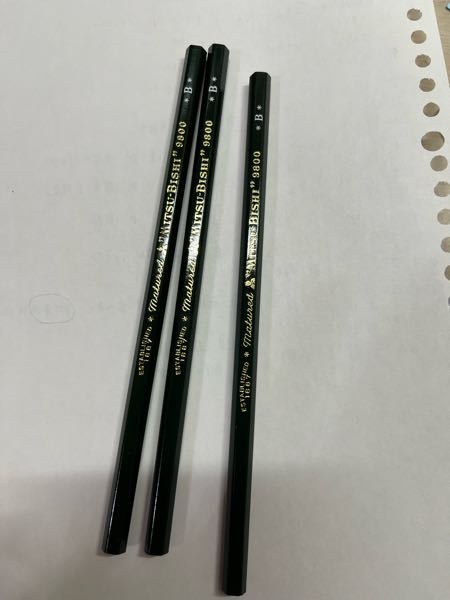 鉛筆です 共通テストで使う鉛筆なのですが、このメーカーのロゴみたいなのはあっ