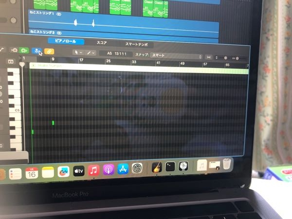 Logic proについて ピアノロールで音を置きたいのですが、クリックしても出てきません キーボードに繋いでも音が表示されません ガレージバンドでもそうなっています 右クリックでノートを作成というところを押すと出てきます 解決方法はあるでしょうか… 進まず困り果てました