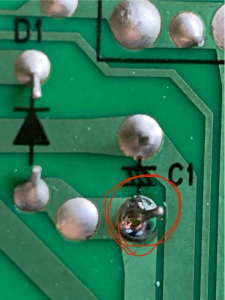 半田付けの事なのですがヤニ入りの初心者向けの半田コテセット購入して１箇所だけ基板の半田付けしてなおせたのですが最初からの半田は艶消しのシルバーなのですが初心者向けの半田は艶があり光ってるのはなぜでしょ うか？ 艶消しになる半田はどのようなのを購入したら宜しいでしょうか？ 赤丸の所が半田付けした所です。
