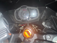 ニンジャ400
ex400gの光軸調整のネジは矢印のネジで合ってますでしょうか？ ベッドライトのロービームがハイビームと同じ高さなので、調整したいのですが、サービスマニュアルを見てもいまいちわかりません。
写真のネジを回しても回しても光軸が変化しないので困っています。