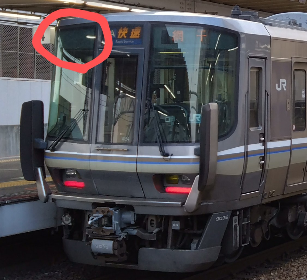 JR西日本の関西を走っている223系や221系などの車両で、下の写