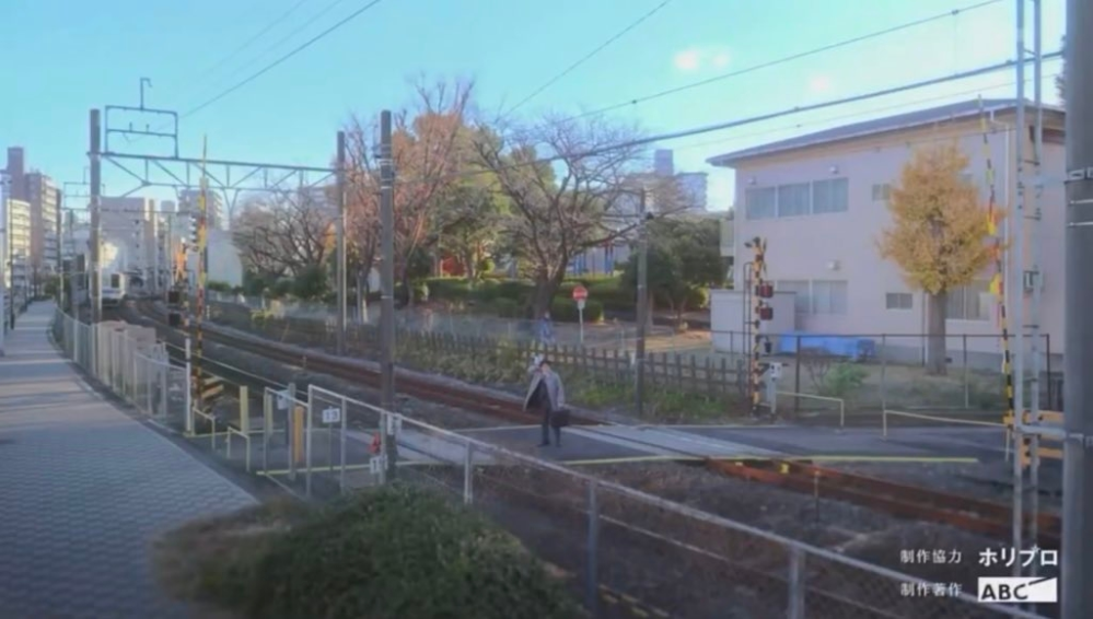 下の画像から場所の特定をしていただきたいです。 踏切を走っている電車は東武アーバンパークラインでした。