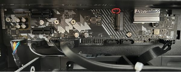 ゲーミングpcの容量増やしたくて調べてて m.2のssdにたどりついたのですがこれって付けられるてことでしょうか⁇ 訳がわかりません助けてください 画像の赤丸のところにはM2_2て書いてあります