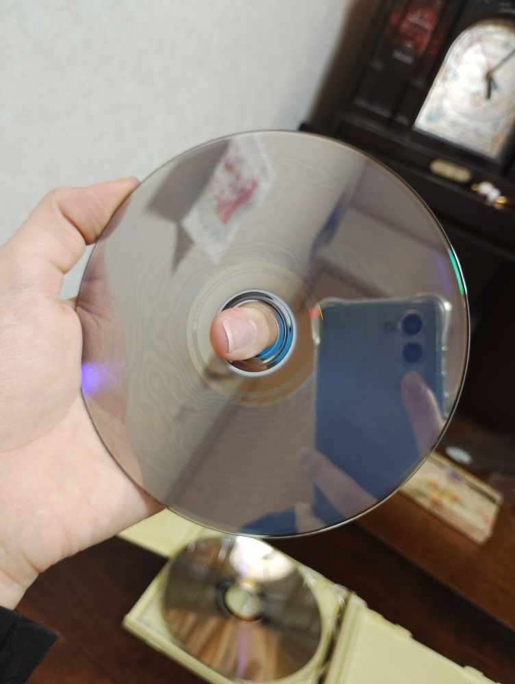 dvdの裏側に変な歪んだ柄？みたいなのがありますが、これって大丈夫なんですか？ 普通のディスクは真っ直ぐ虹色に光っていますが、こちらのディスクはモワモワと歪んで見えます。 思い当たる事と言えば、ケースから出す時に出し方が分からず端を持って取ろうとしてしまい、少し反らせてしまった事です。 これって大丈夫なんでしょうか？ それともこういう物なんでしょうか？ 回答お願いします。