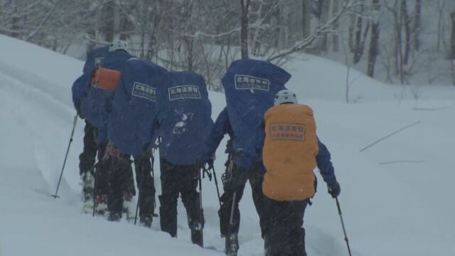 遭難事案が発生した時の警察の捜索隊が、背負っているパックに晴天でも常にレインカバーを装着してるのはどのような理由からでしょうか？