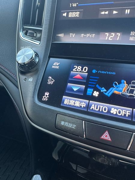 21クラウンのEVモードとTRCoffの間のボタンは何のボタンでしょうか？？