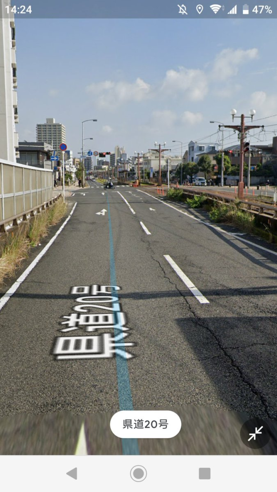 自転車は軽車両扱いとのことですが、私自身車の免許を保有していないため標識も読めないし交通ルールが曖昧です 引っ越して自転車を利用するようになったのですが、こういった道路は自転車で走ることは可能ですか？ フェンス側の白線に全然自転車の幅がないのですが軽車両扱いなため走れるのか、それともそもそも走るべき道ではないのかお伺いしたいです 家の近くにこういった道路があり、いつも遠回りしてきましたがこの類の道が通れるなら最短距離なんで走れるなら走りたいです 自分が走行する時間帯は交通量がまばらな事が多いです