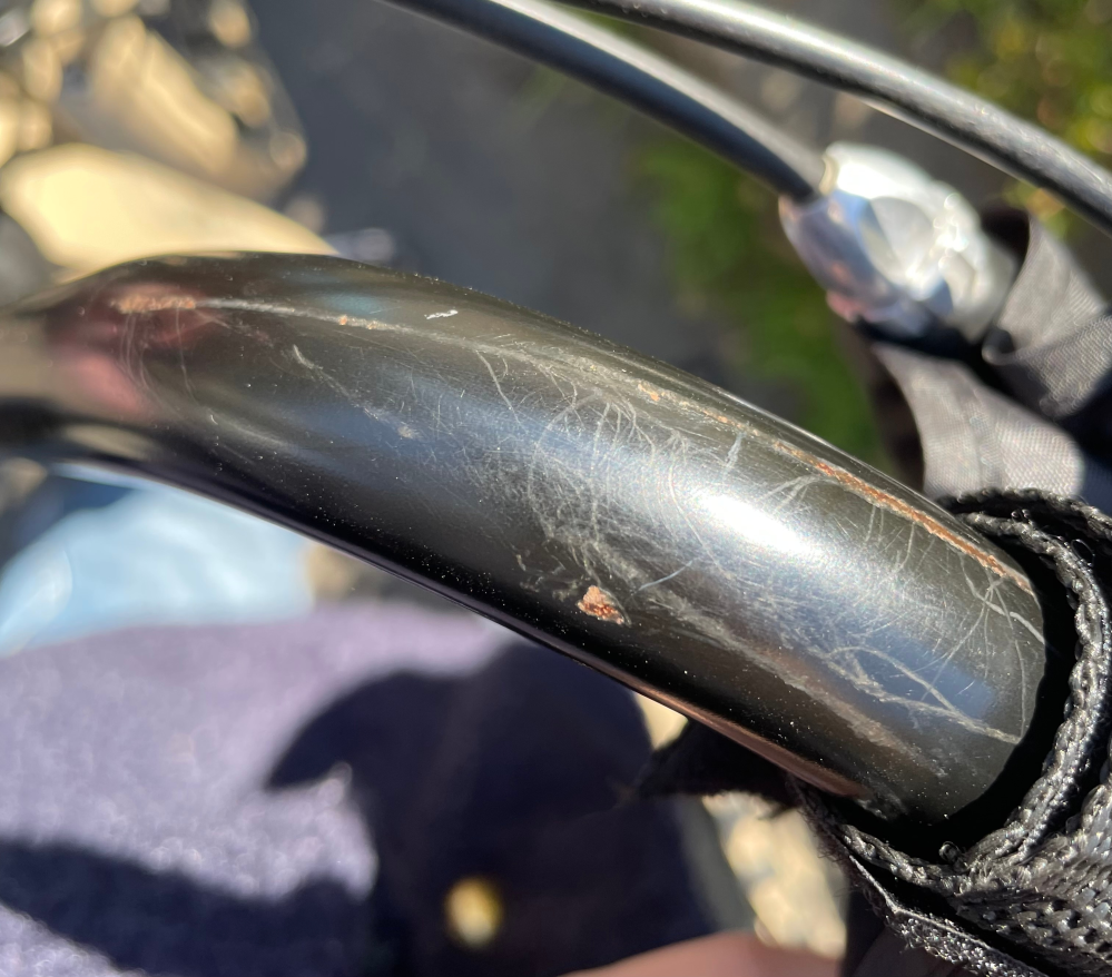 新しい自転車が届き、数日でできた傷です。見覚えはなく気づいたらあり 