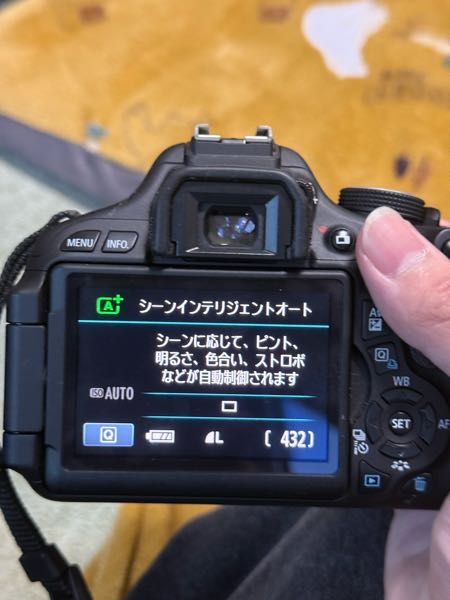 CanonのEOSKiss x5で画面にファインダーで見てる景色が映らなくなってしまいました。どうすれば良いでしょうか