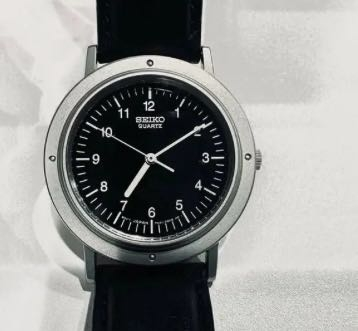 SEIKO セイコーの腕時計。 こちらのモデルの名前、金額教えてください。 よろしくお願いします。