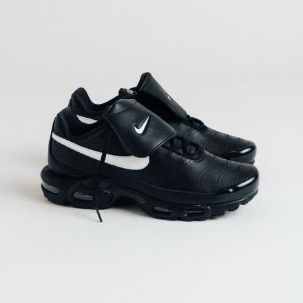 至急！ NIKEのスニーカーで2024年7月に発売されたNIKEのAirMaxtnpoの黒の在庫があるかわかる人いたら教えて欲しいです！(；；) 国内に売ってたら店舗も教えていただけると助かります 下の写真のものです