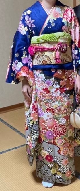 画像の振袖を探しています。5年前の成人式で着用しました。その際は 