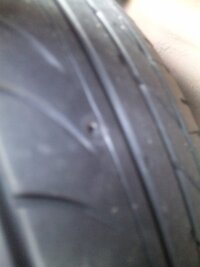 車のタイヤに長さ1cmくらい直径3mmくらいのネジが刺さってました Yahoo 知恵袋